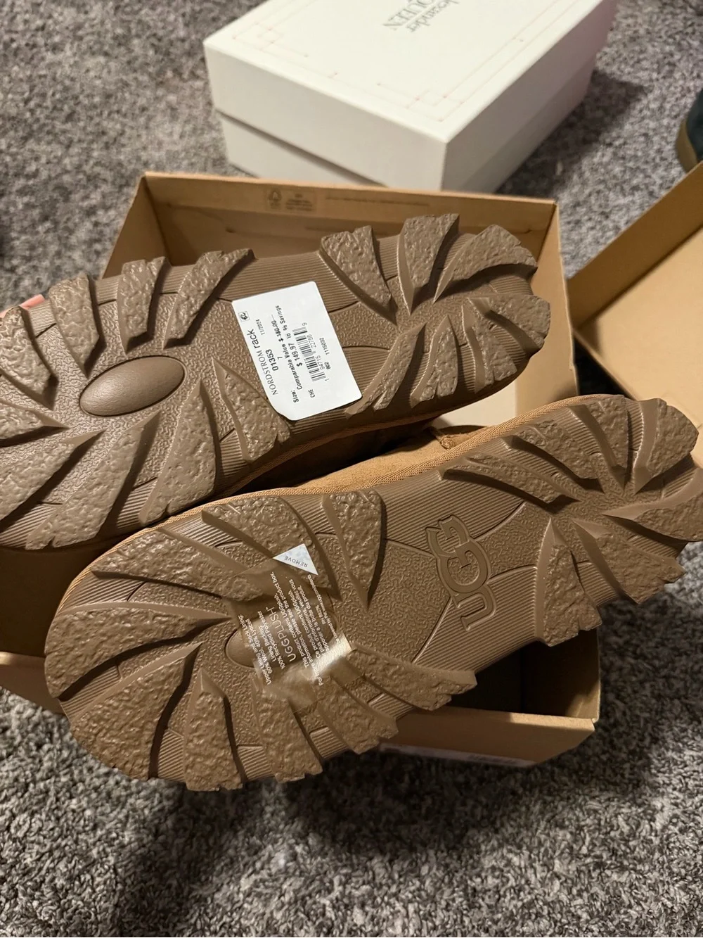NWT UGG CHESTNUT WOMEN SIZE 7